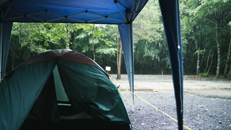 雨の日キャンプに大活躍 便利なワンタッチタープの使い方